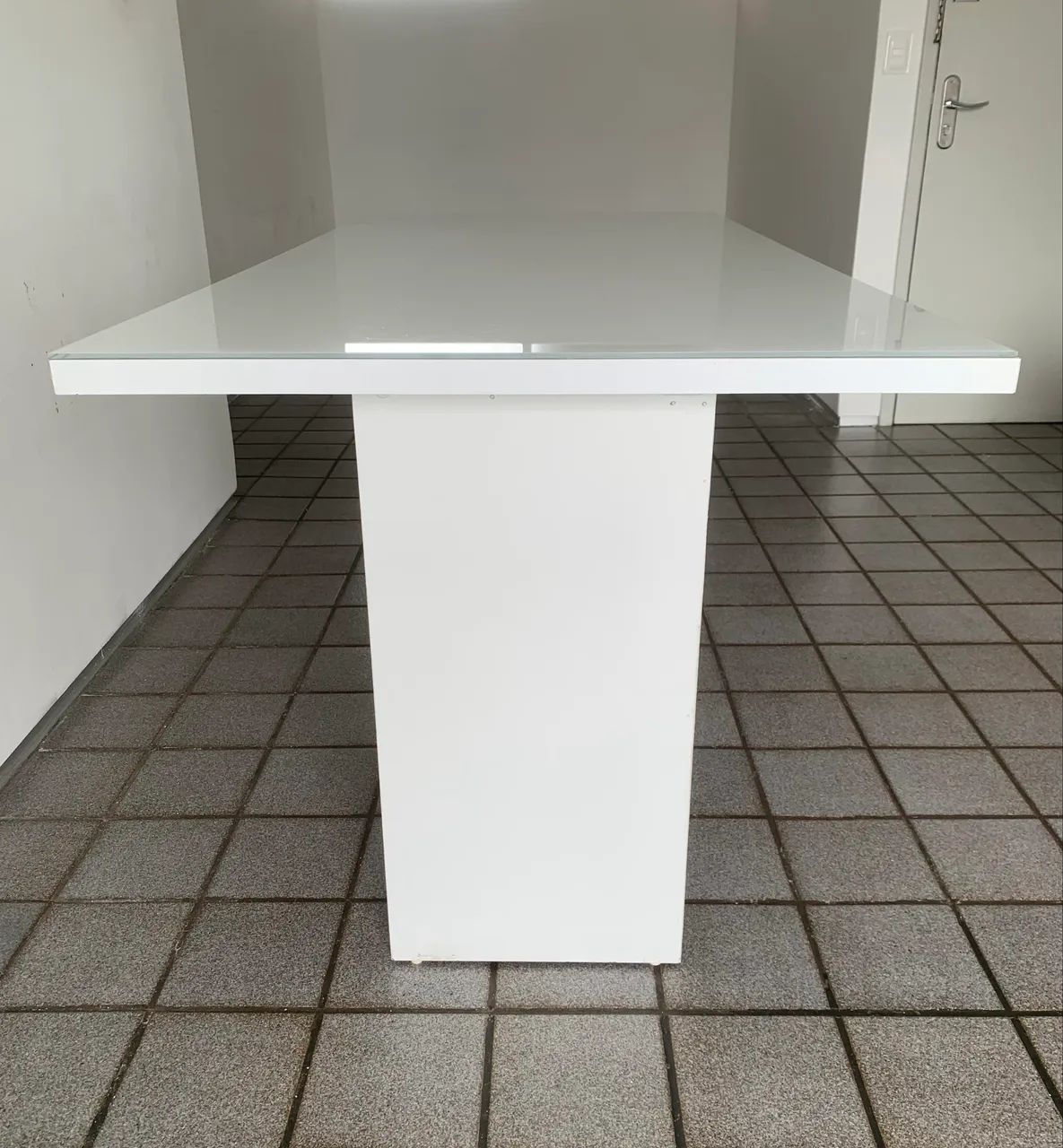 White rectangular table for 6 people64385924710913121