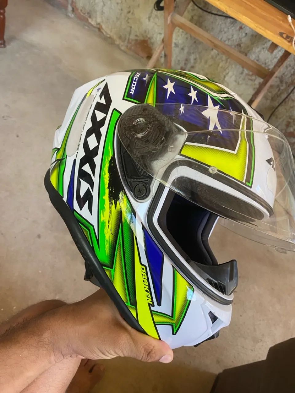 Capacete Axxy branco e verde 