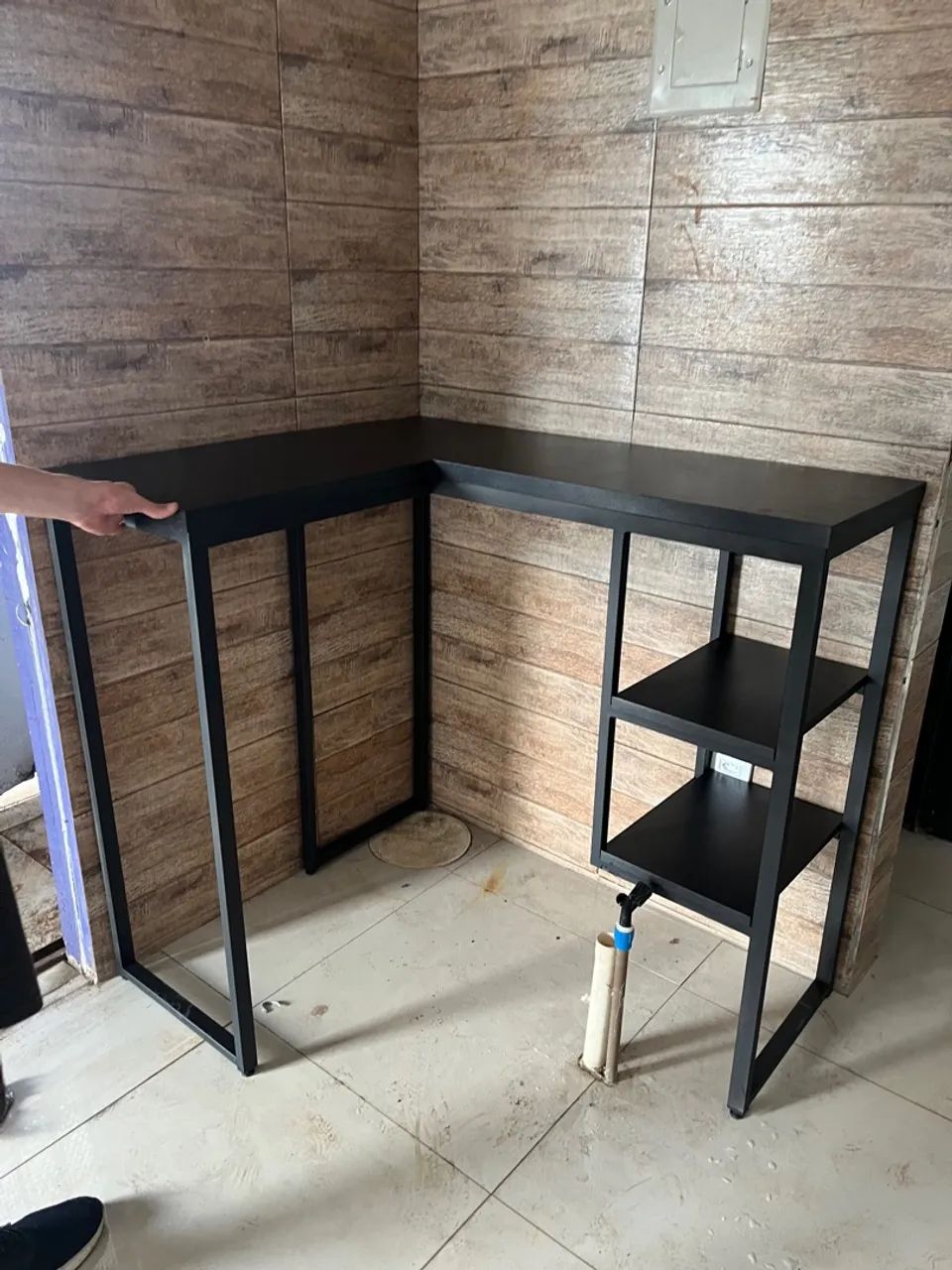 Mesa em L com estantes  - Foto 2
