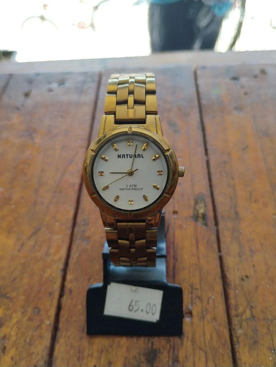 Relógio dourado aprova dágua 