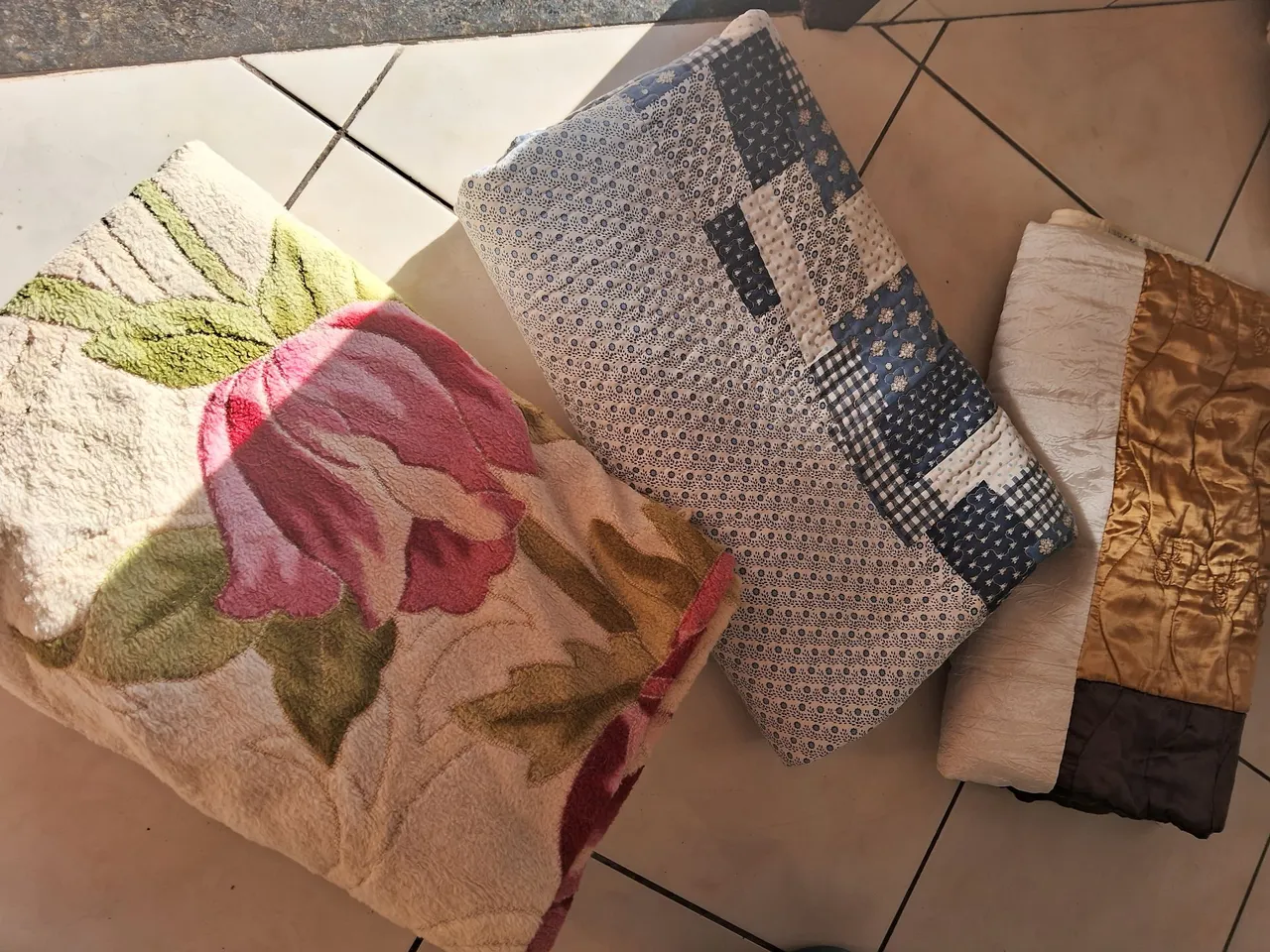 Kit com 4 peças de cama, mesa e banho