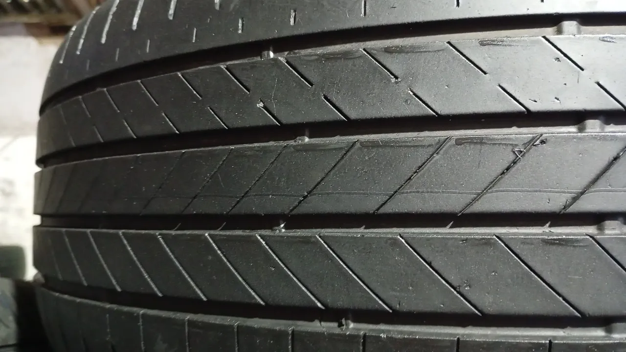 4 Pneus aro 225/50/18 Bridgestone pouco uso original estado de zero