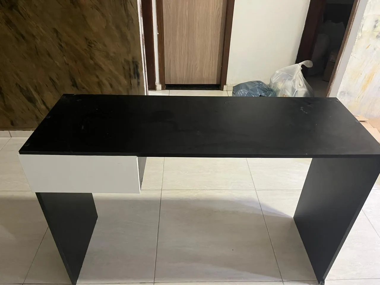 Mesa de Escritório Minimalista Preta e Branca