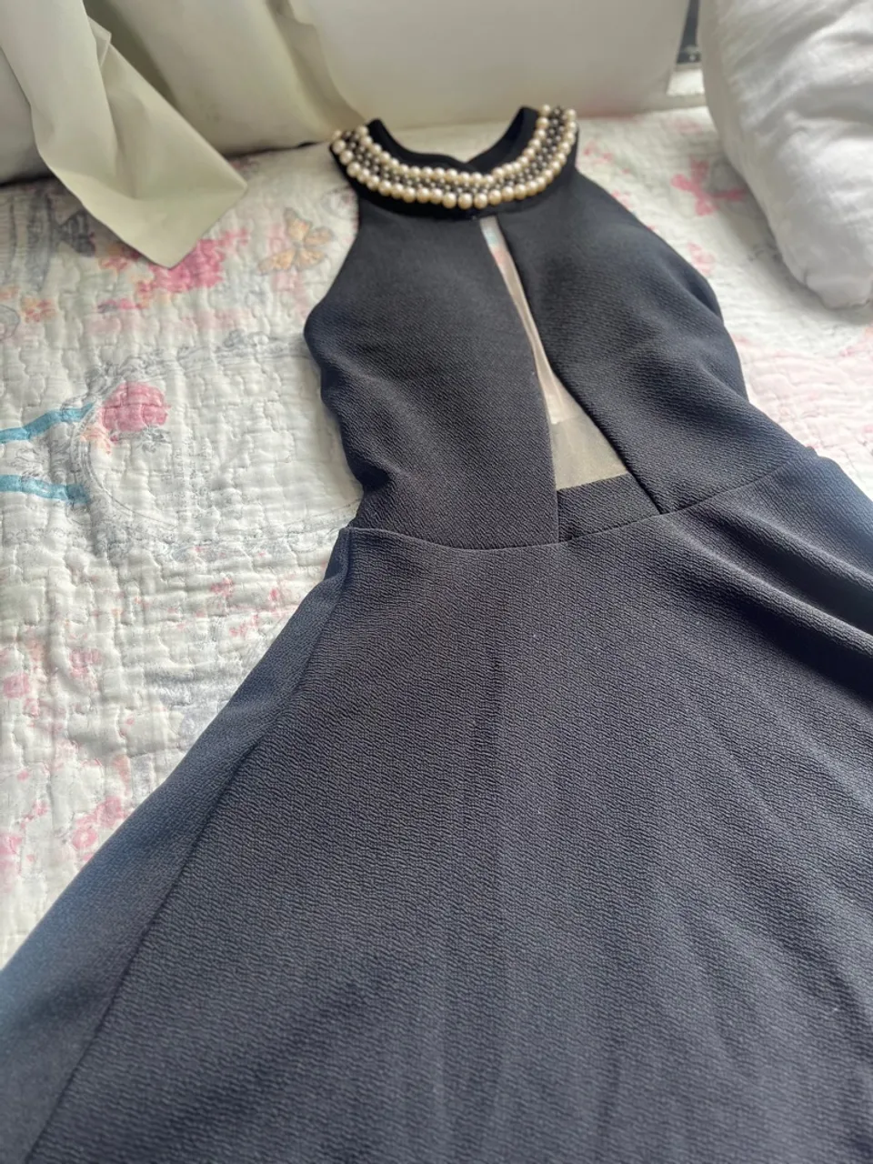 Vestido Preto com Detalhe de Pérolas - Elegância Garantida