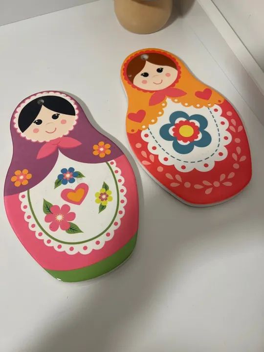 Graciosa placa em porcelana no formato de boneca russa Matrioska - Foto 3