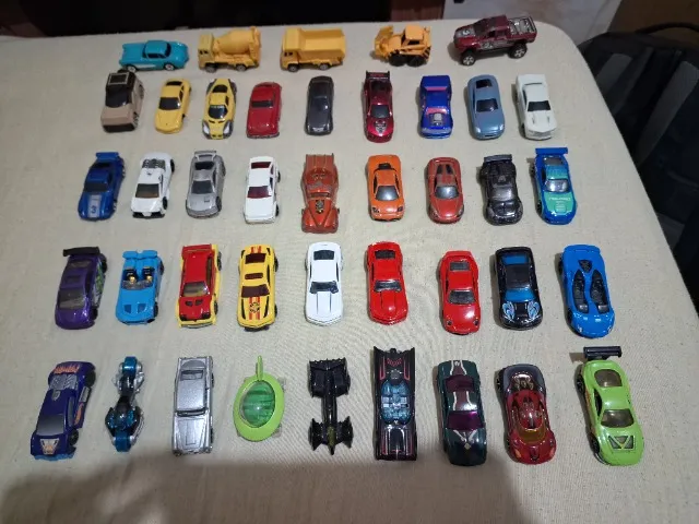 Lote com 41 Carrinhos Hot Wheels e Maisto - Diversos Modelos e Anos