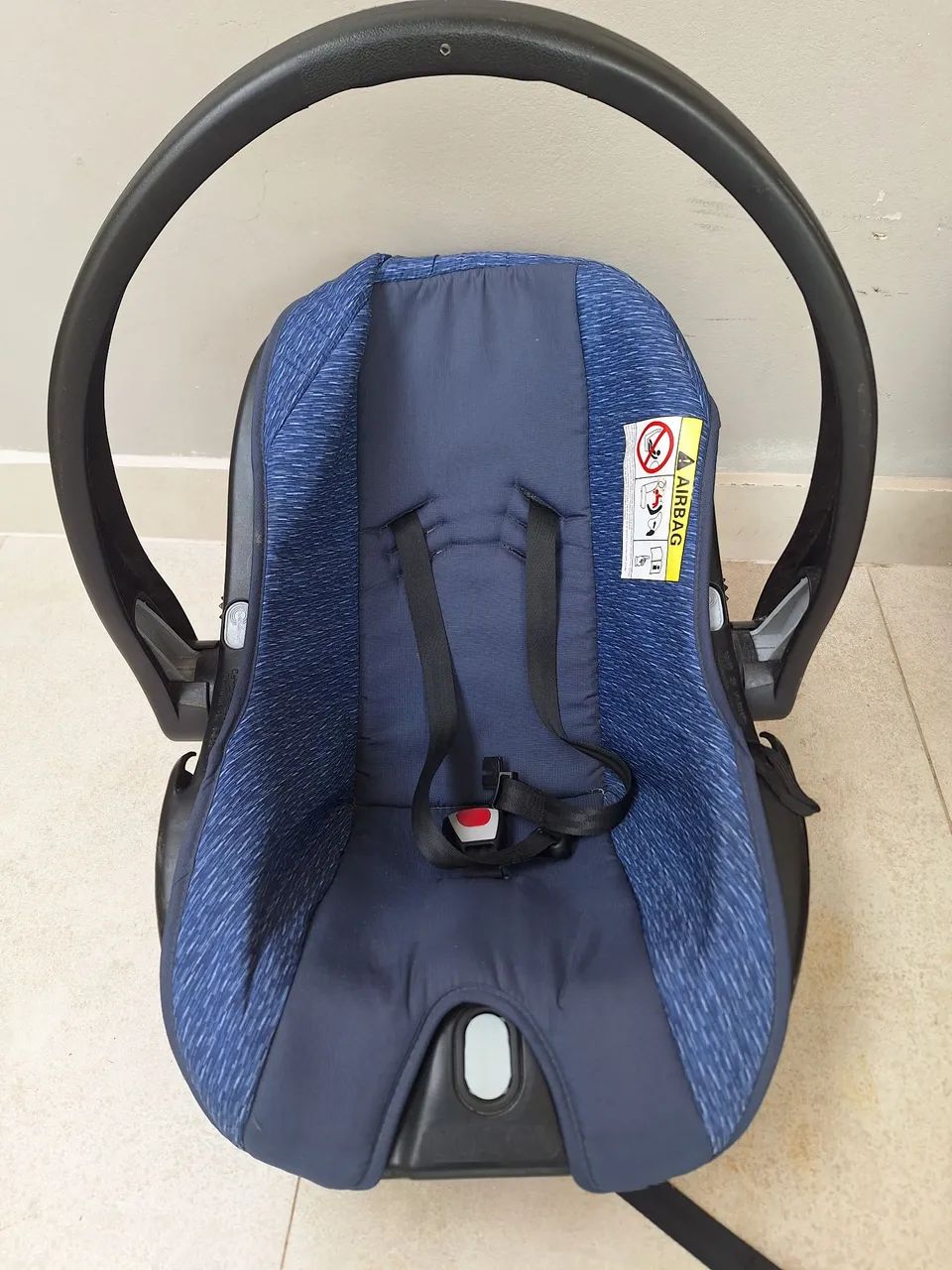 Bebê conforto Cozco azul marinho.