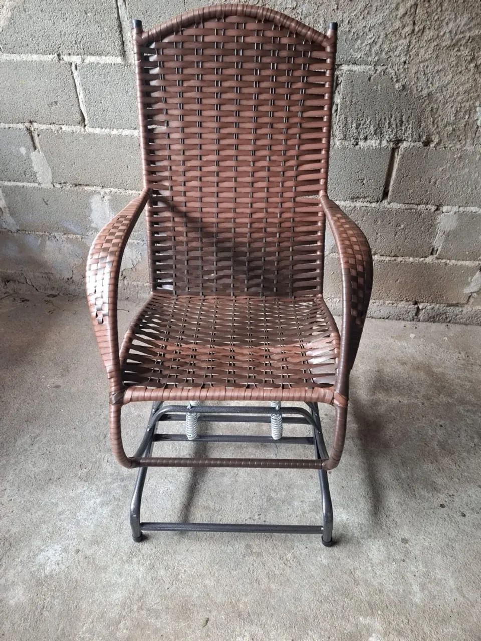 Poltronas de balanço novas CADA 4 molas  - Foto 2