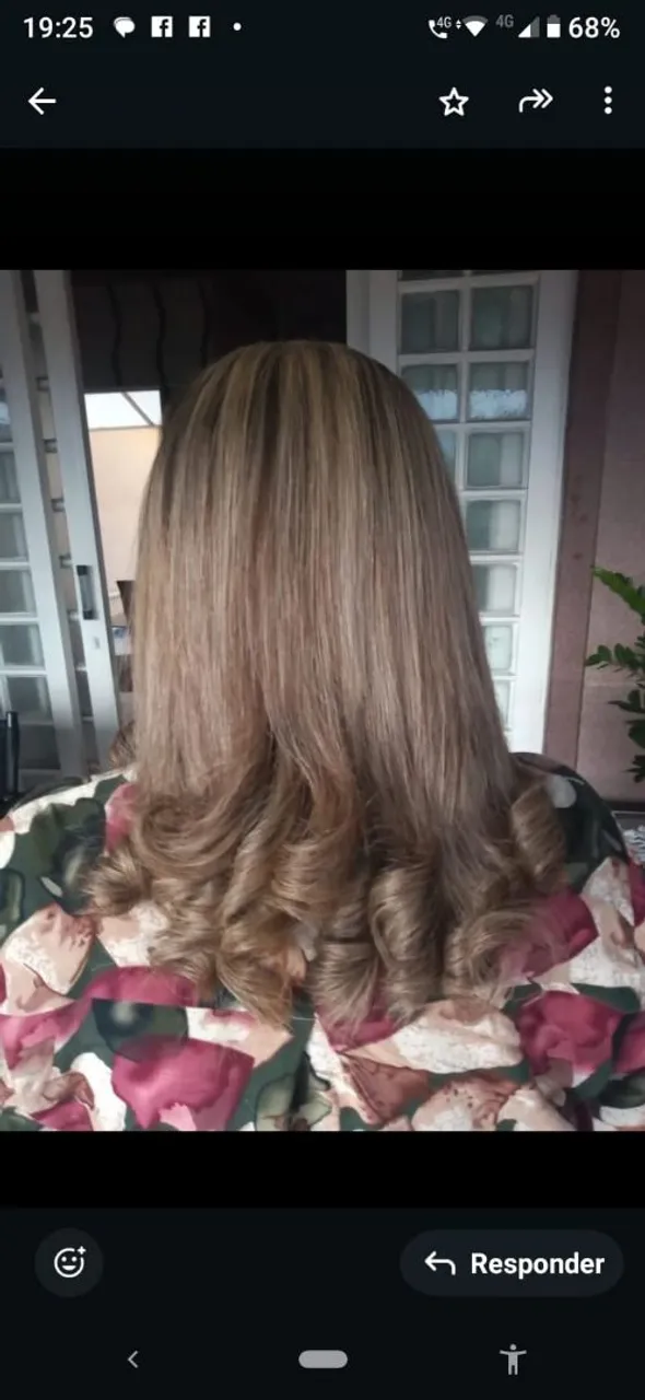 Aplicação e colocação de mega hair