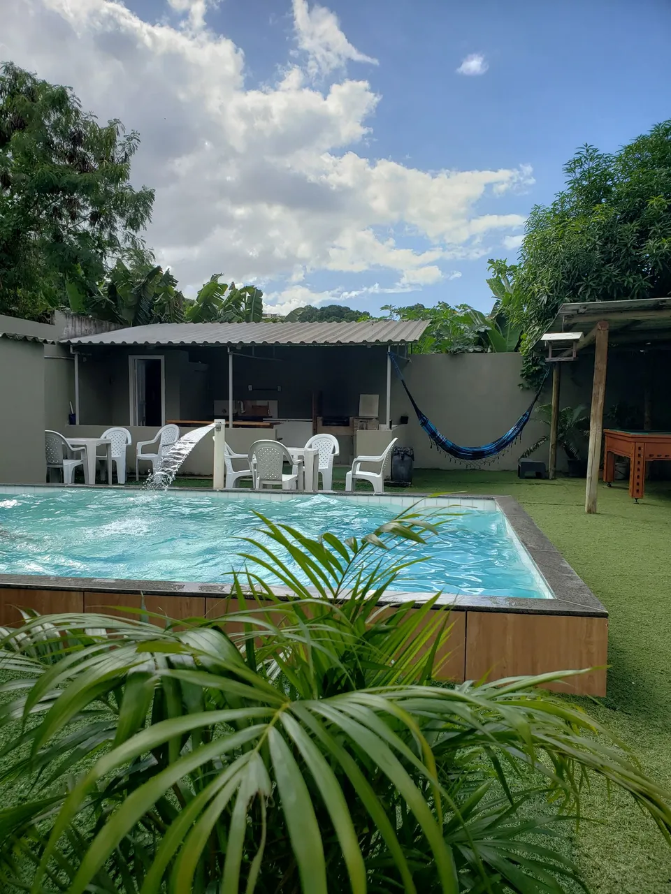 ESPAÇO COM PISCINA