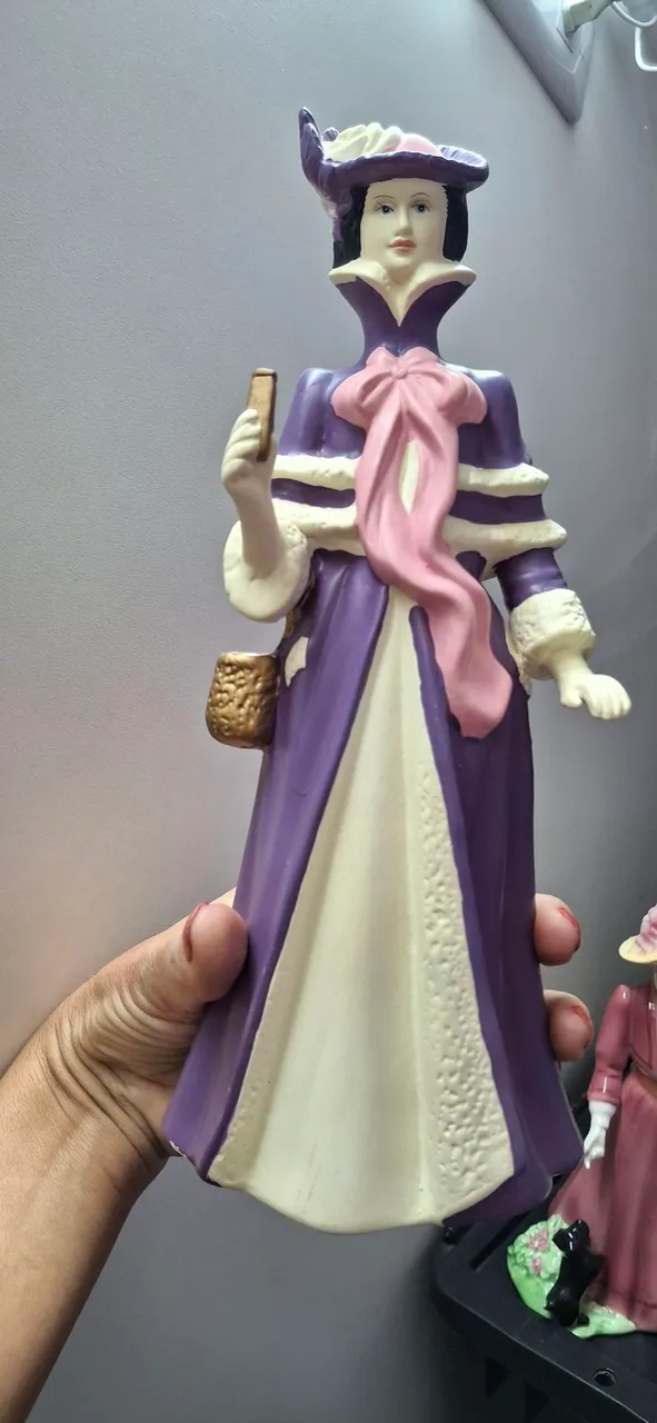 Estatueta de porcelana antiga - Colecionador