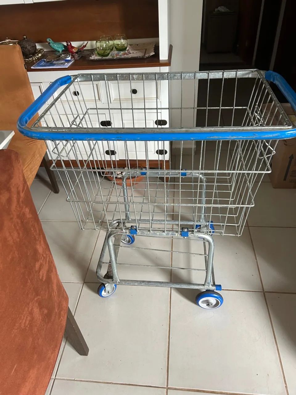 Carrinho de compras de metal com 4 rodas