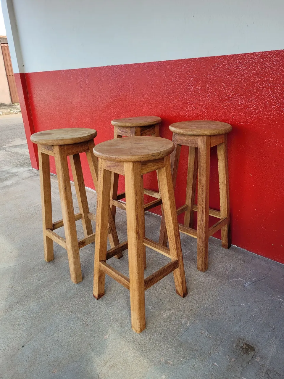 Banquetas em madeira angelim usadas