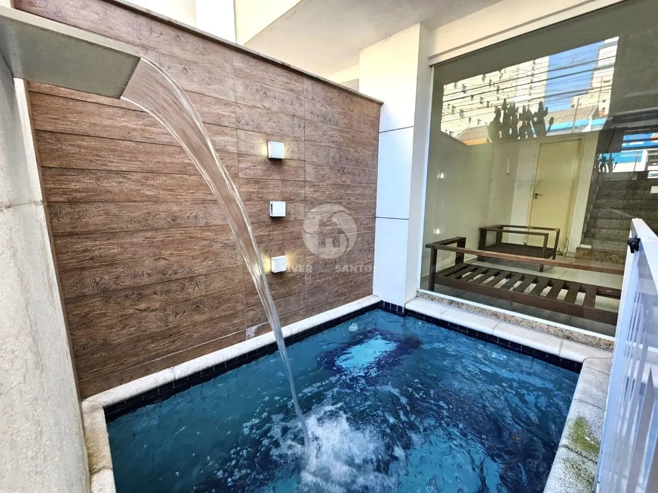 Sobrado com piscina e 3 suítes à venda por R$ 1.100.000,00 - Encruzilhada - Santos/SP