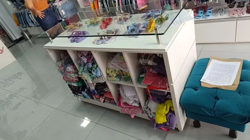 BALCAO COM TAMPO DE VIDRO E NICHOS