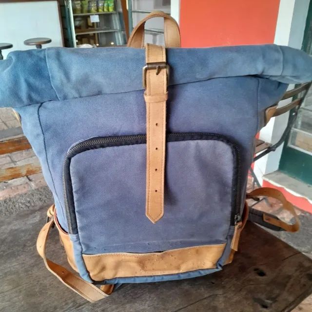 Mochila, em couro natural e lona de algodão, da marca Beatnik & Sons.  - Foto 2