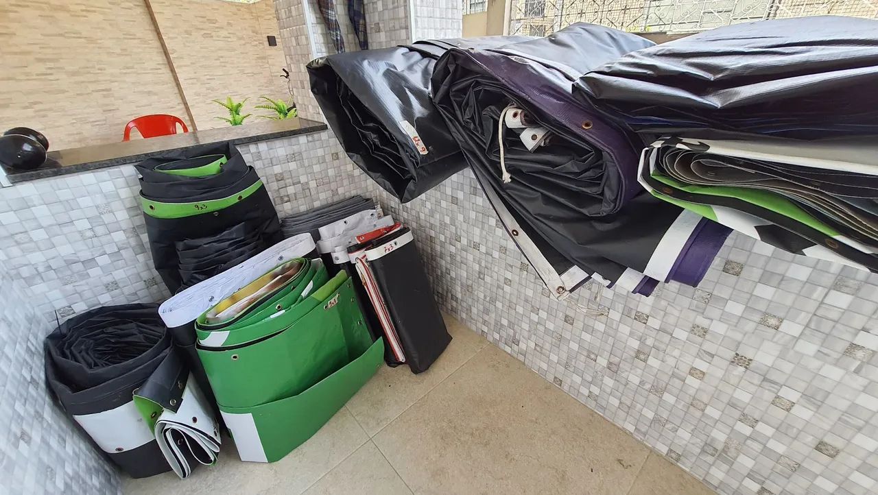 Lonas reforçadas com ilhós 