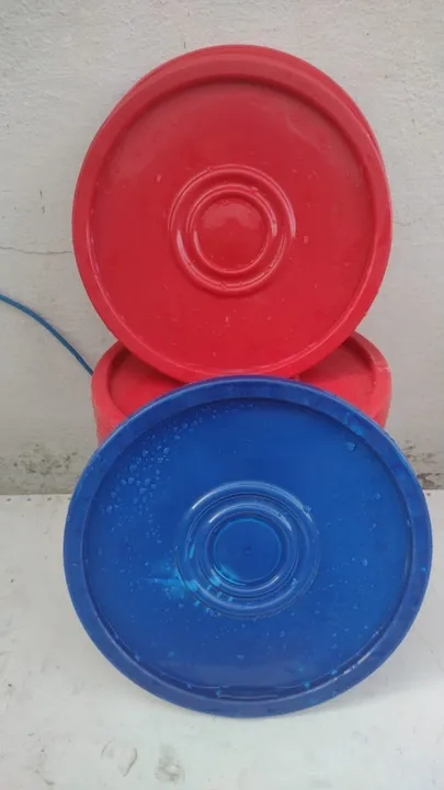 Tampa de balde, excelente para fazer artesanato. Valor: 0,50 centavos cada.