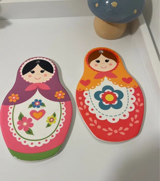 Graciosa placa em porcelana no formato de boneca russa Matrioska
