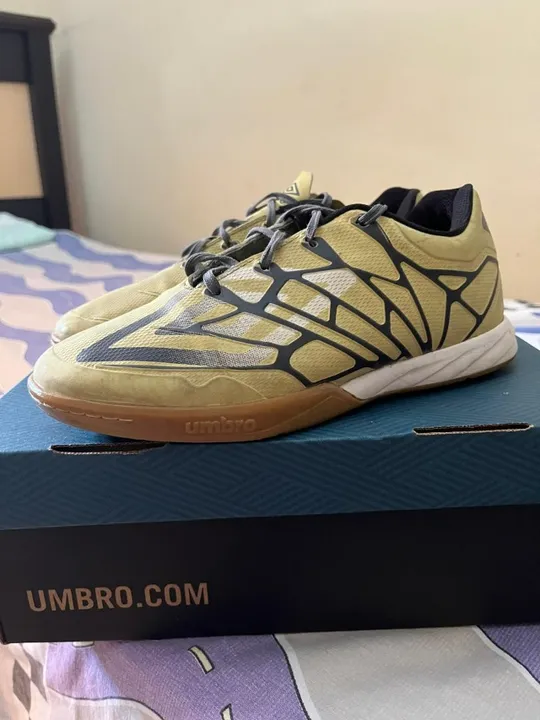 Chuteira futsal Umbro, em ótimo estado ! + Meia Pro Socks de brinde !