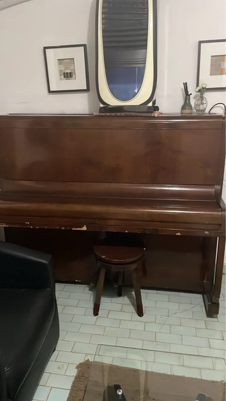 Piano Vertical Clássico desafinado 