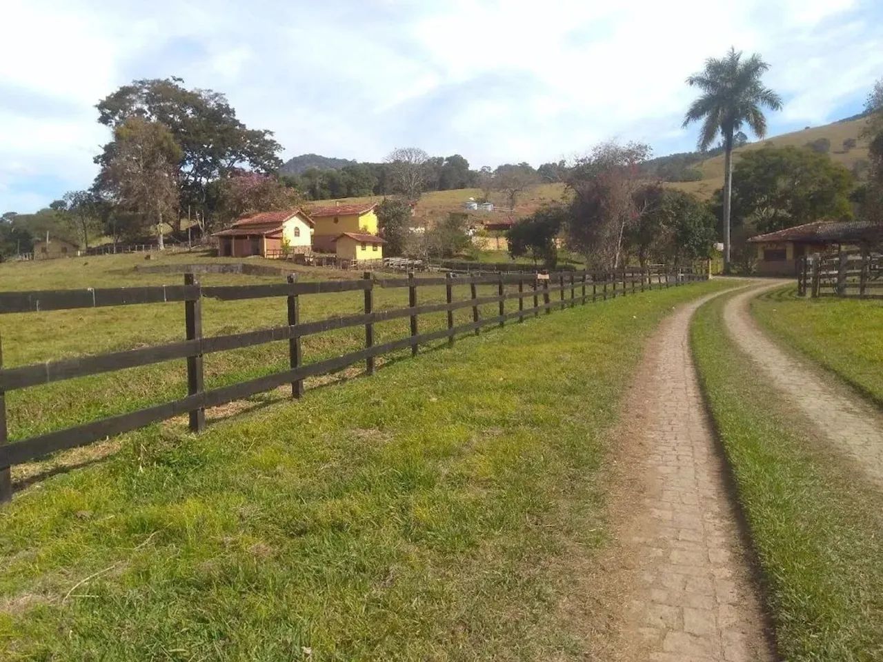 Fazenda de 110 alqueires com casa sede luxuosa e rica em água em Paraisópolis, MG.