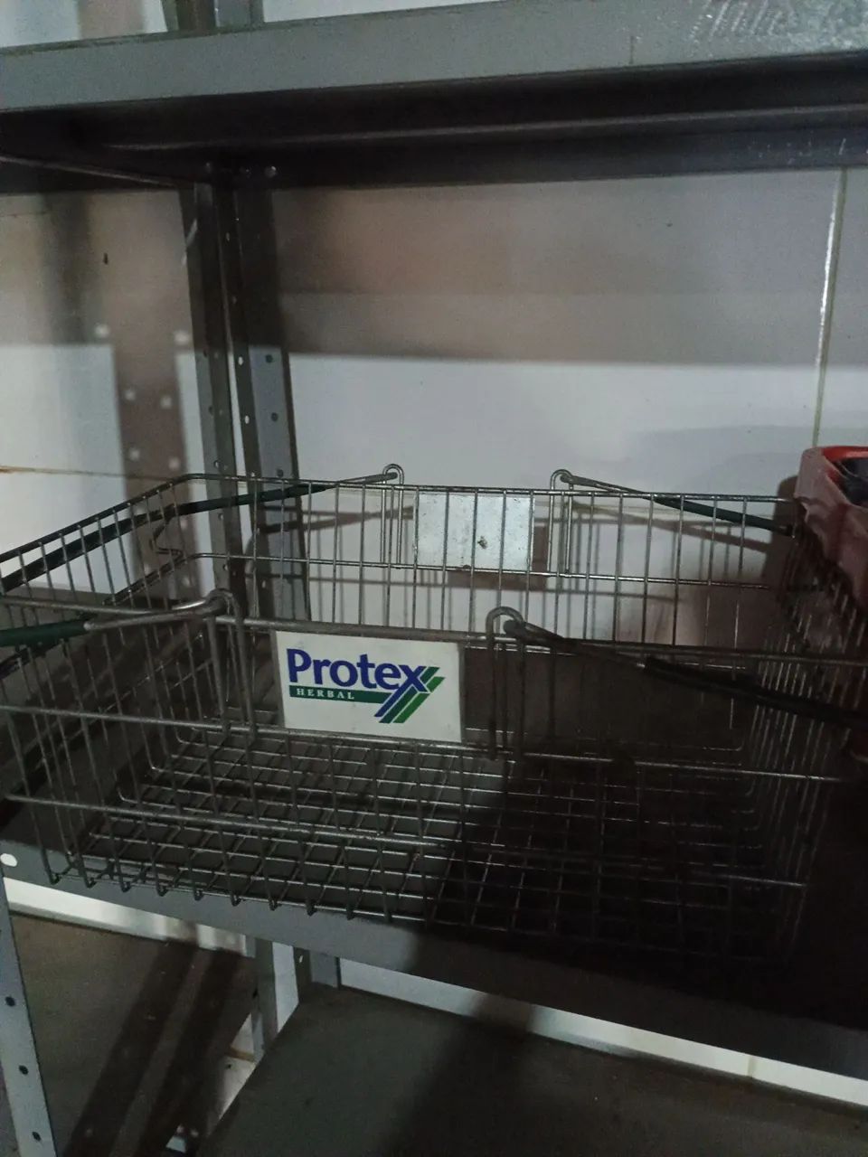 Cesto em aço e plástico para transportar produtos de mercearia etc.. cada um r$25,00.