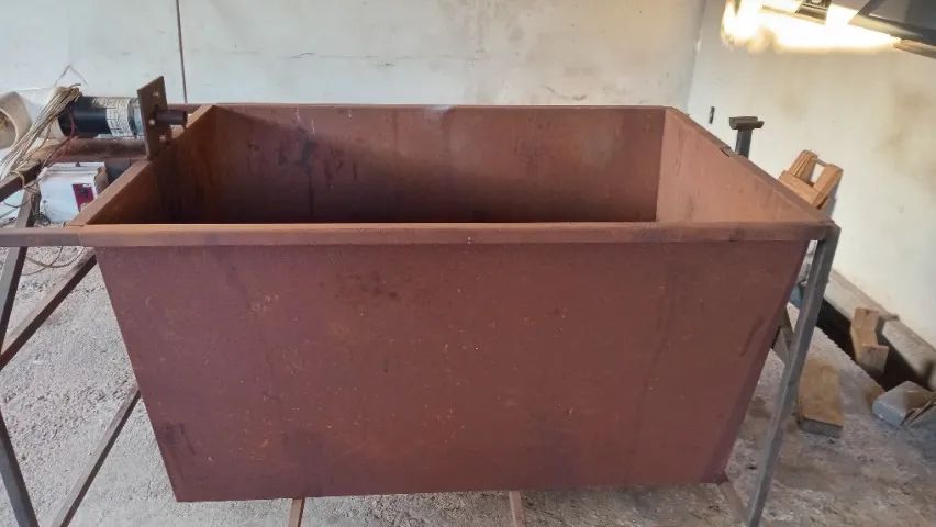 Churrasqueira para porco no rolete