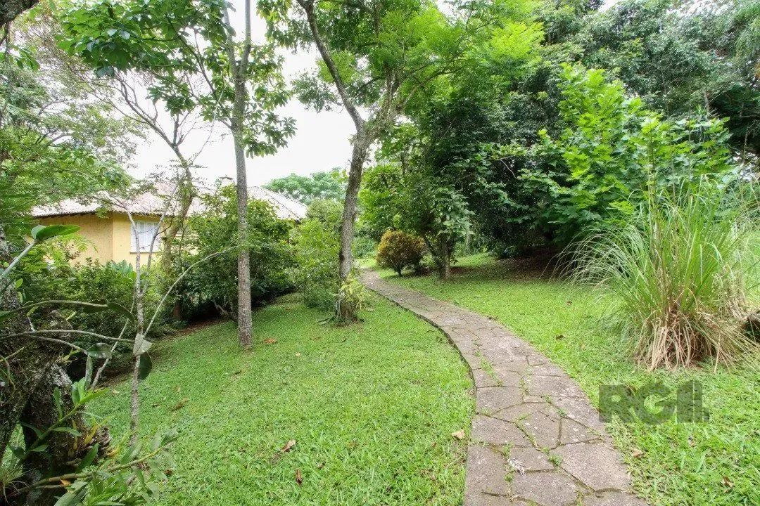 Em terreno com 7.320m², lindo sobrado com 302m² de área construída, a poucos metros da Est - Foto 2