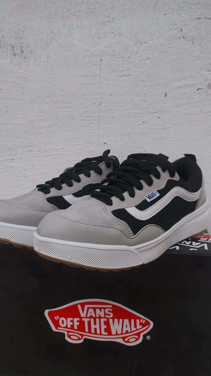 Tênis Vans Cinza e Preto