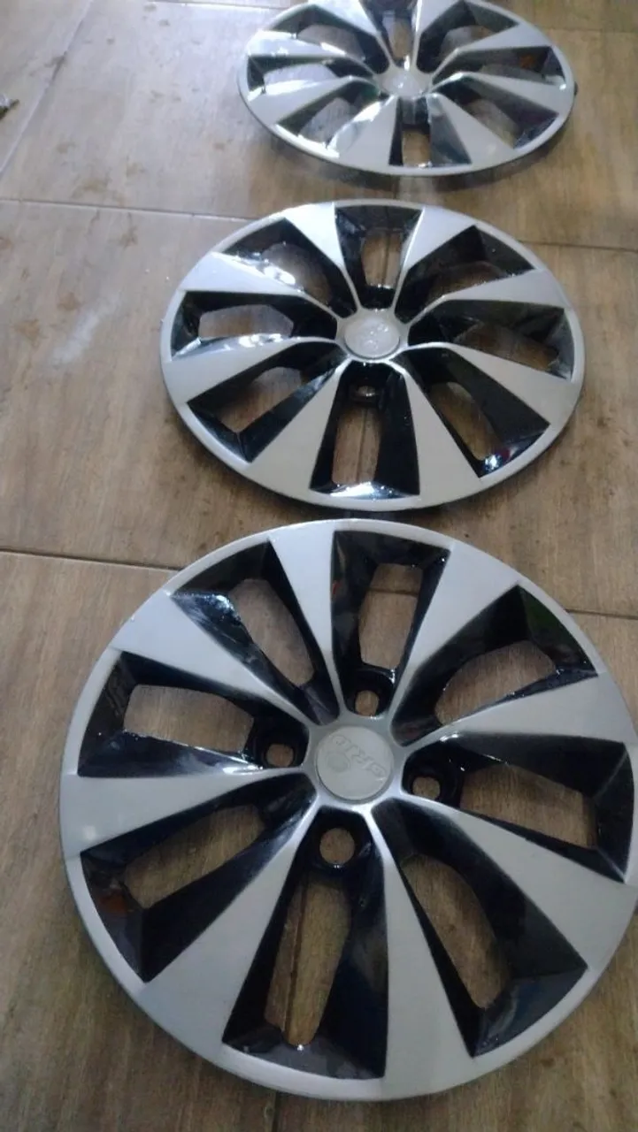 DESAPEGO 4 CALOTAS SEMINOVAS<br><br> ARO 14 FURACÃO 4X100 <br><br>100 REAIS LEVA EMBORA