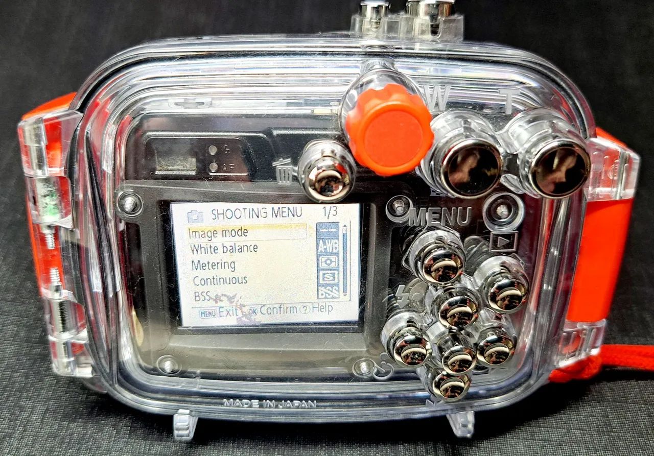 Câmera digital Nikon com caixa estanque para mergulho - Foto 5