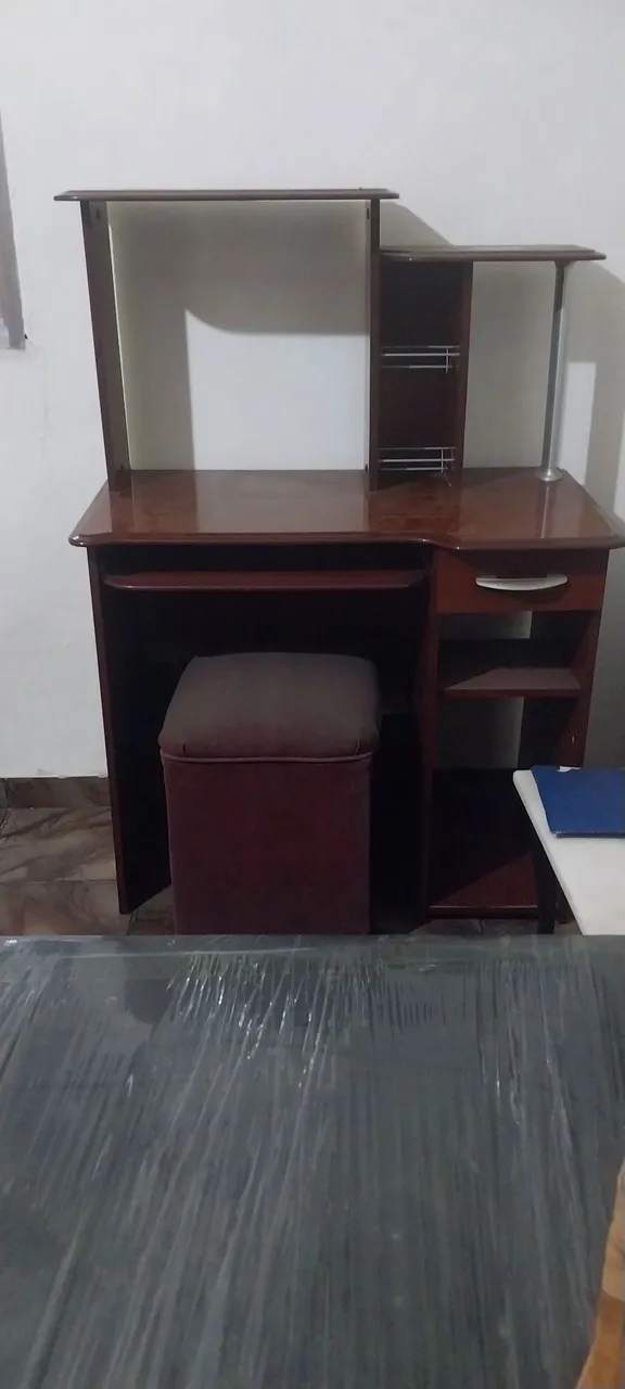Escrivaninha com suporte para teclado e gaveta.
