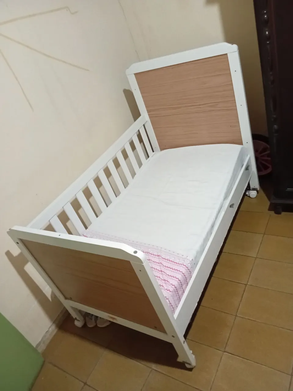 Berço Infantil com Detalhes em Madeira
