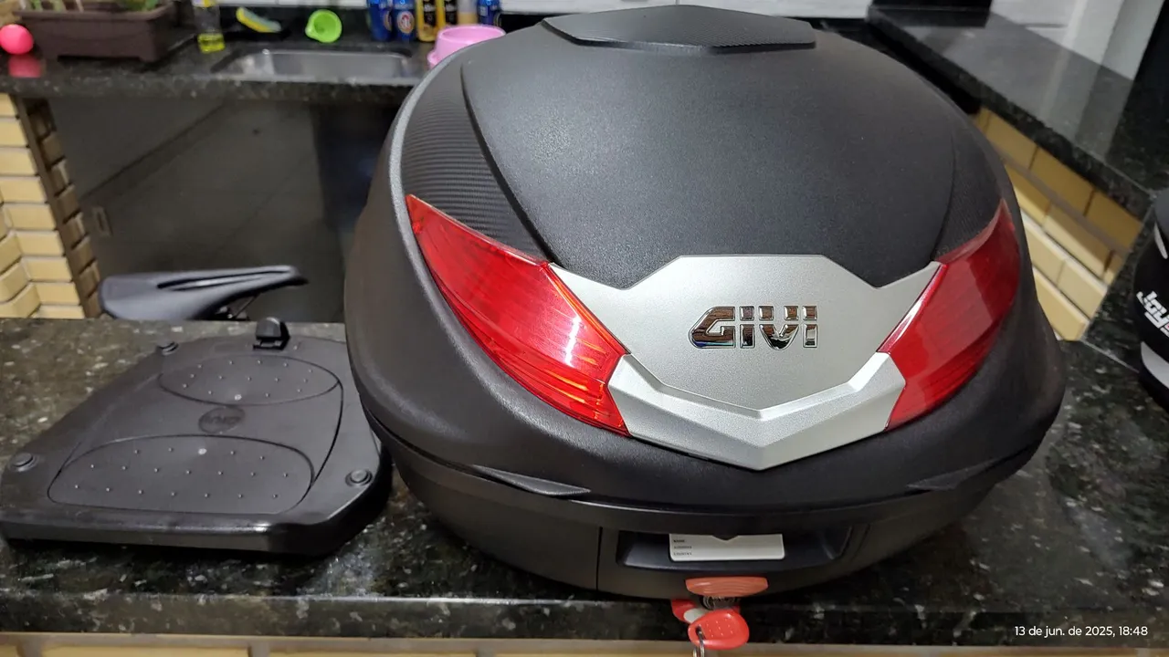 Baú GIVI 38 Litros com Base e Chaves. Banco da XRE 300 confort