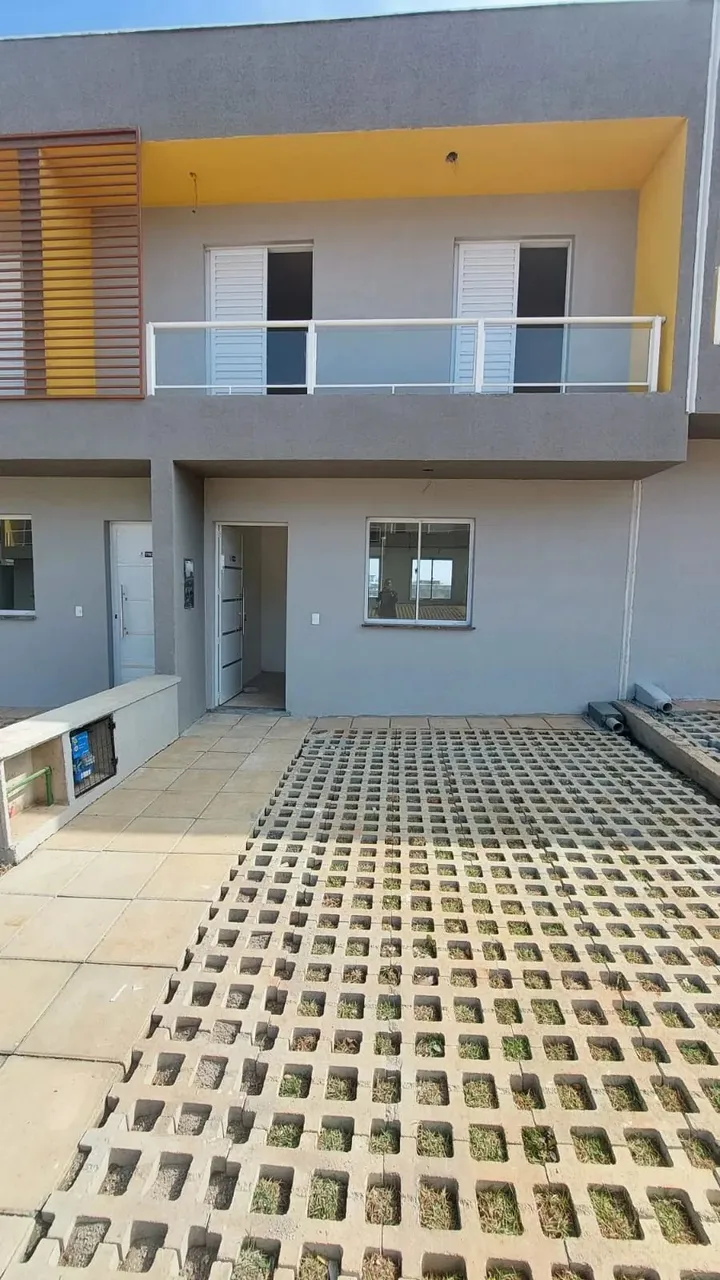 Sobrado em condominio fechado com 03 dorms e 3 pavimentos, lazer completo com ótima locali