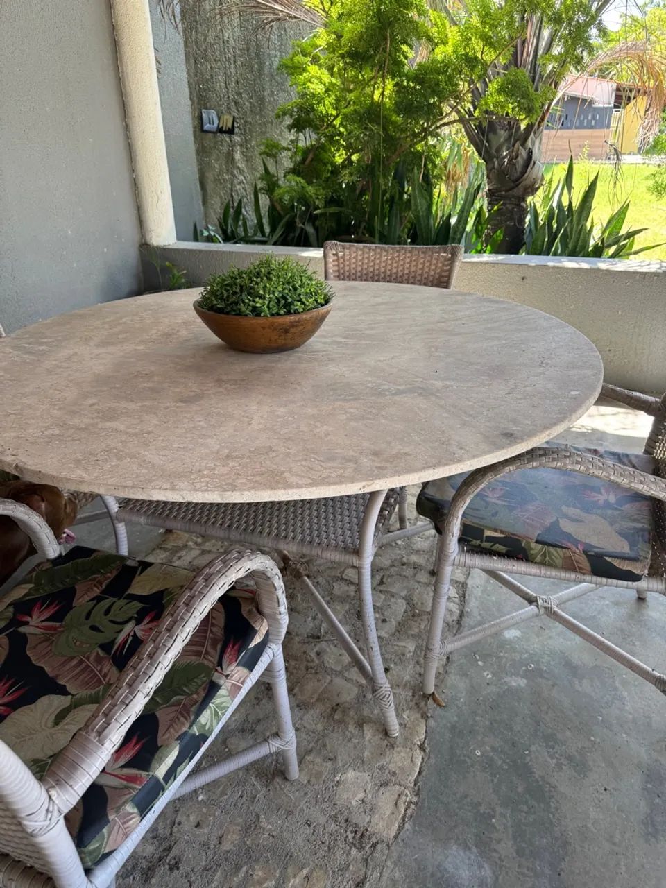 Mesa com tampo de mármore travestino