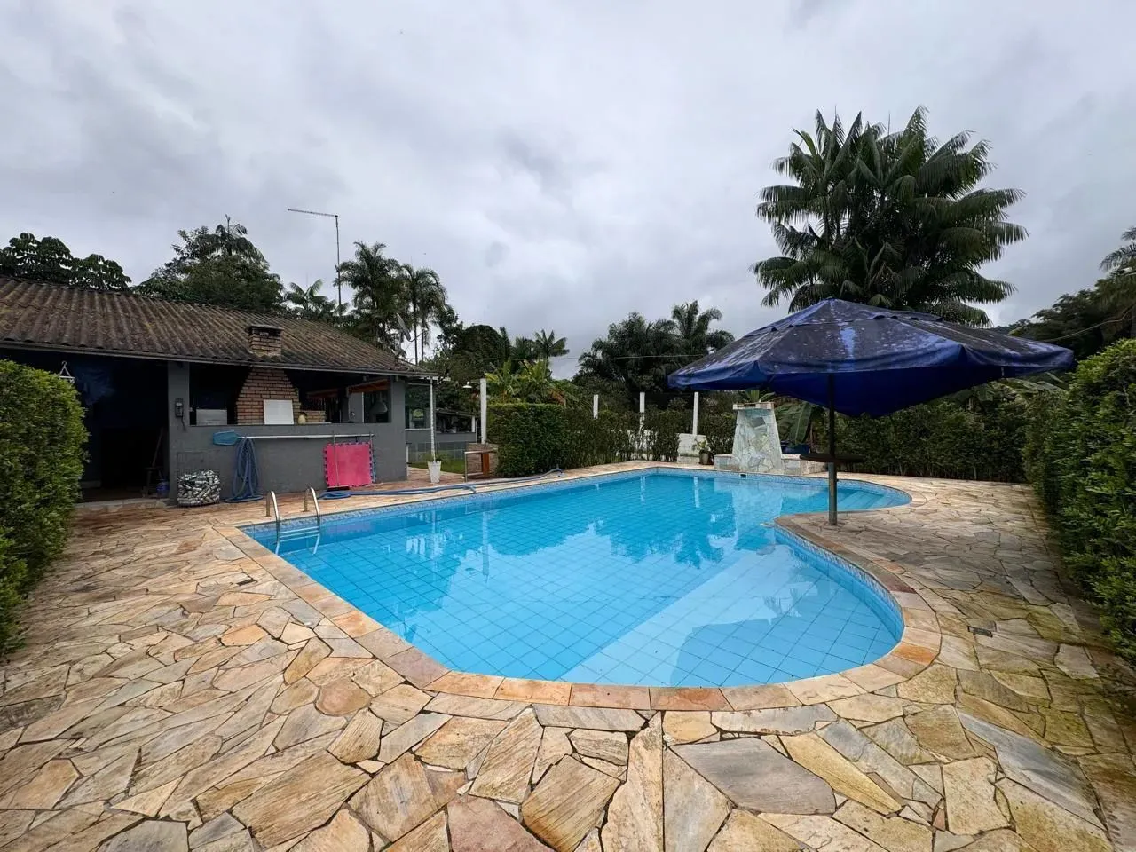 Chácara com piscina, 4 quartos, área goourmet e árvores frutíferas em Peruíbe.