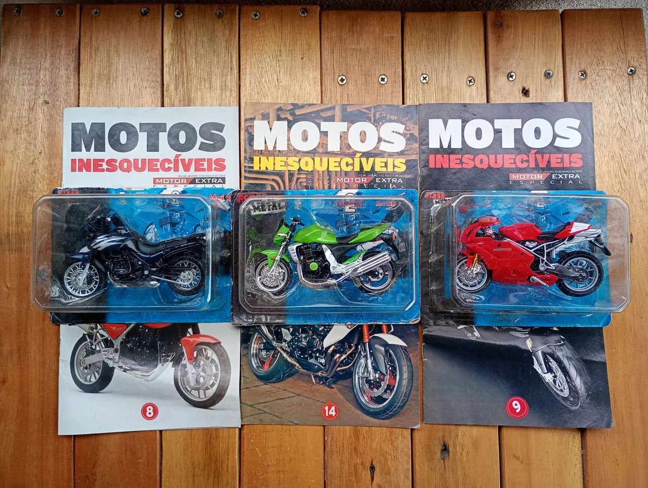 Motos em miniatura do jornal extra