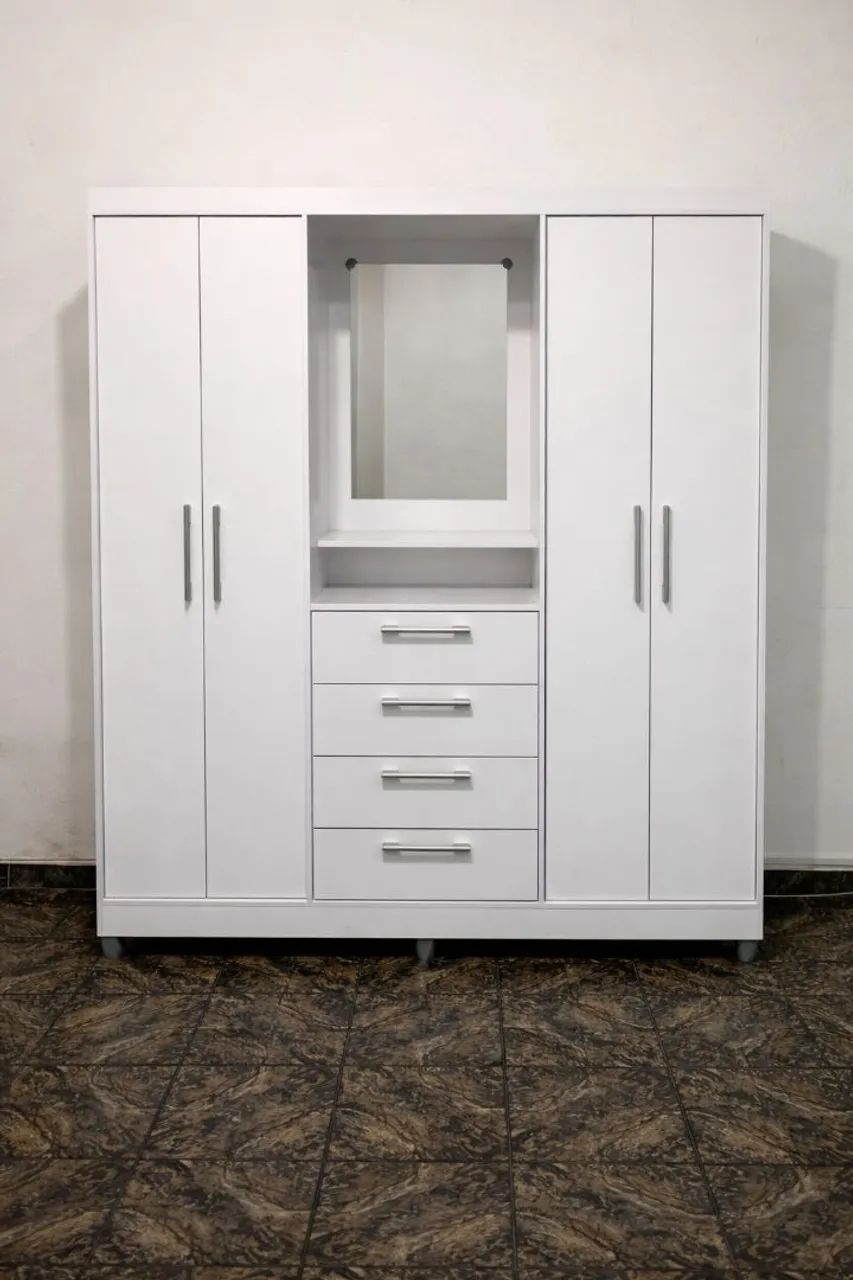 Vendo guarda-roupa e armário de Louça 