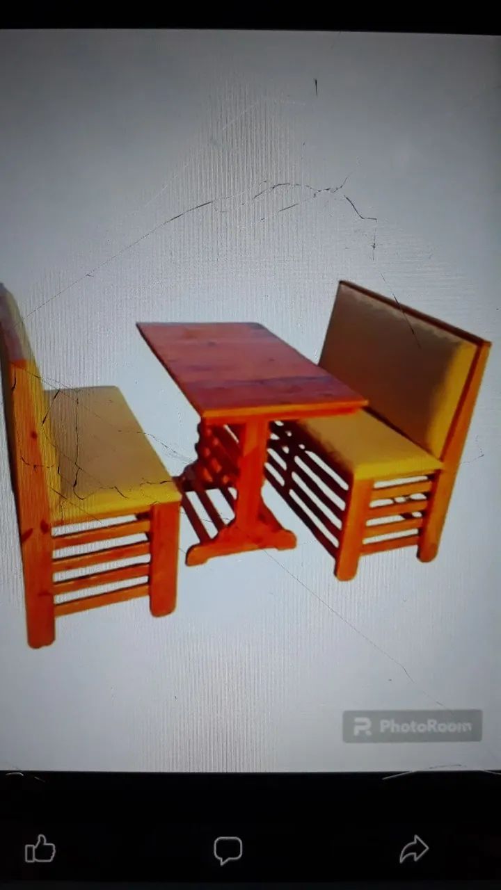 Conjunto de mesa e cadeiras de madeira