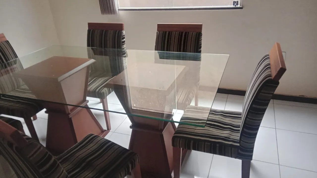 Conjunto mesa e 6 cadeiras