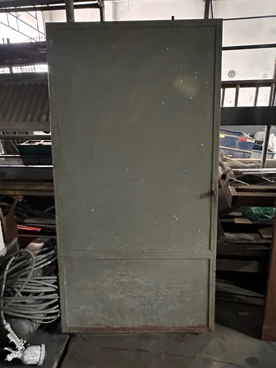 Porta de chapa lisa 18 Industrial medindo 1,05 x 2,00