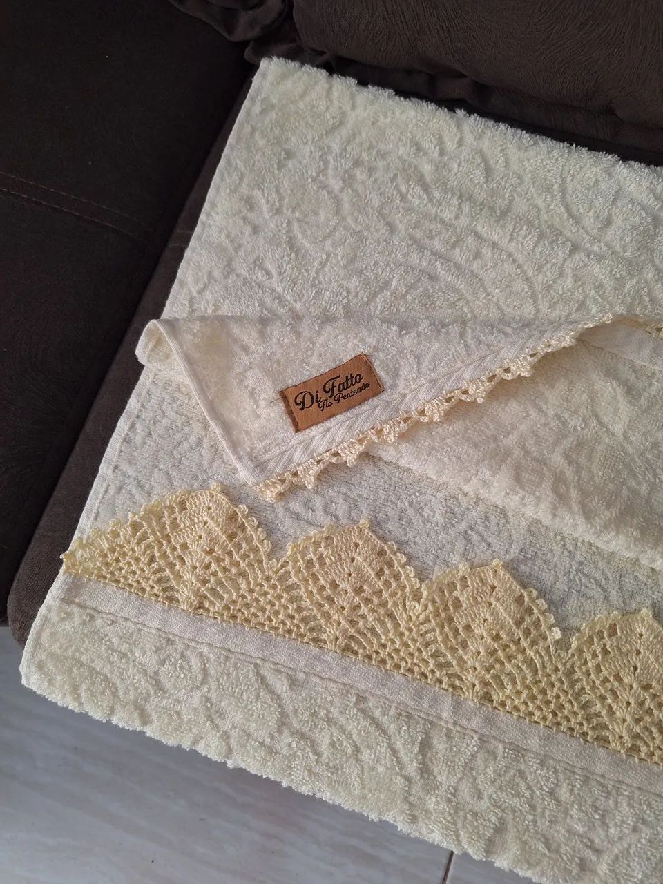 TOALHA DE ROSTO COM CROCHÊ