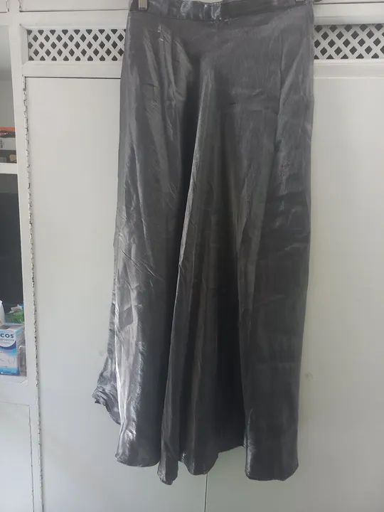 Saia longa cinza em cetim