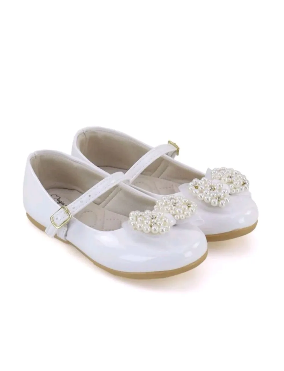 Sapatinho de bebê branco com pérolas e fivela