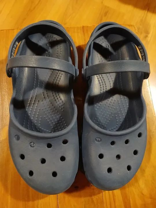 Sandália Crocs aberta marinho - Foto 5