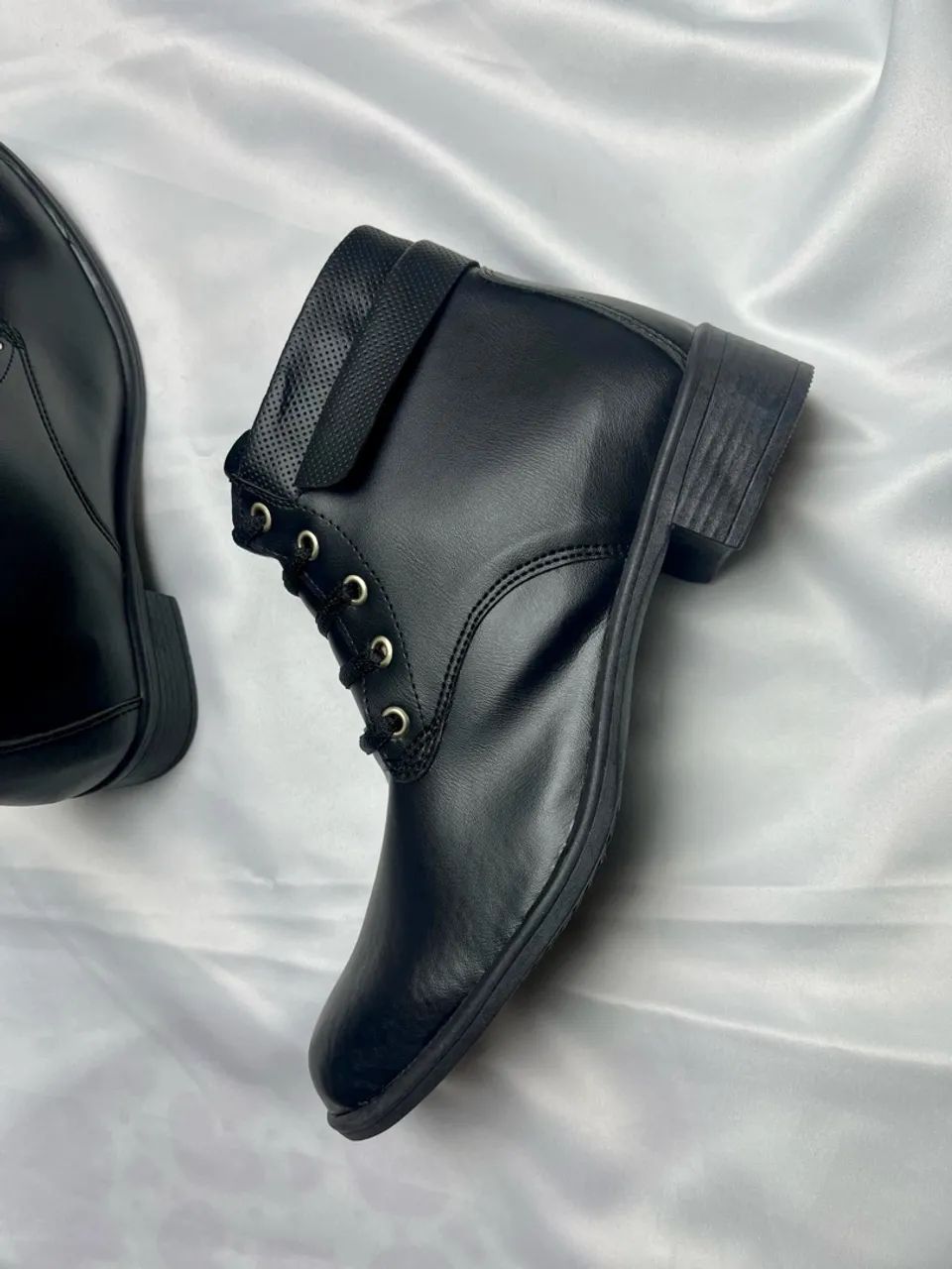 Oferta! Coturno Feminino Preto Sem Salto - Com Cadarço e Design Casual