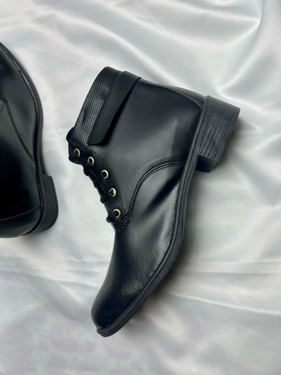 Coturno Feminino Preto Sem Salto - Com Cadarço e Design Casual