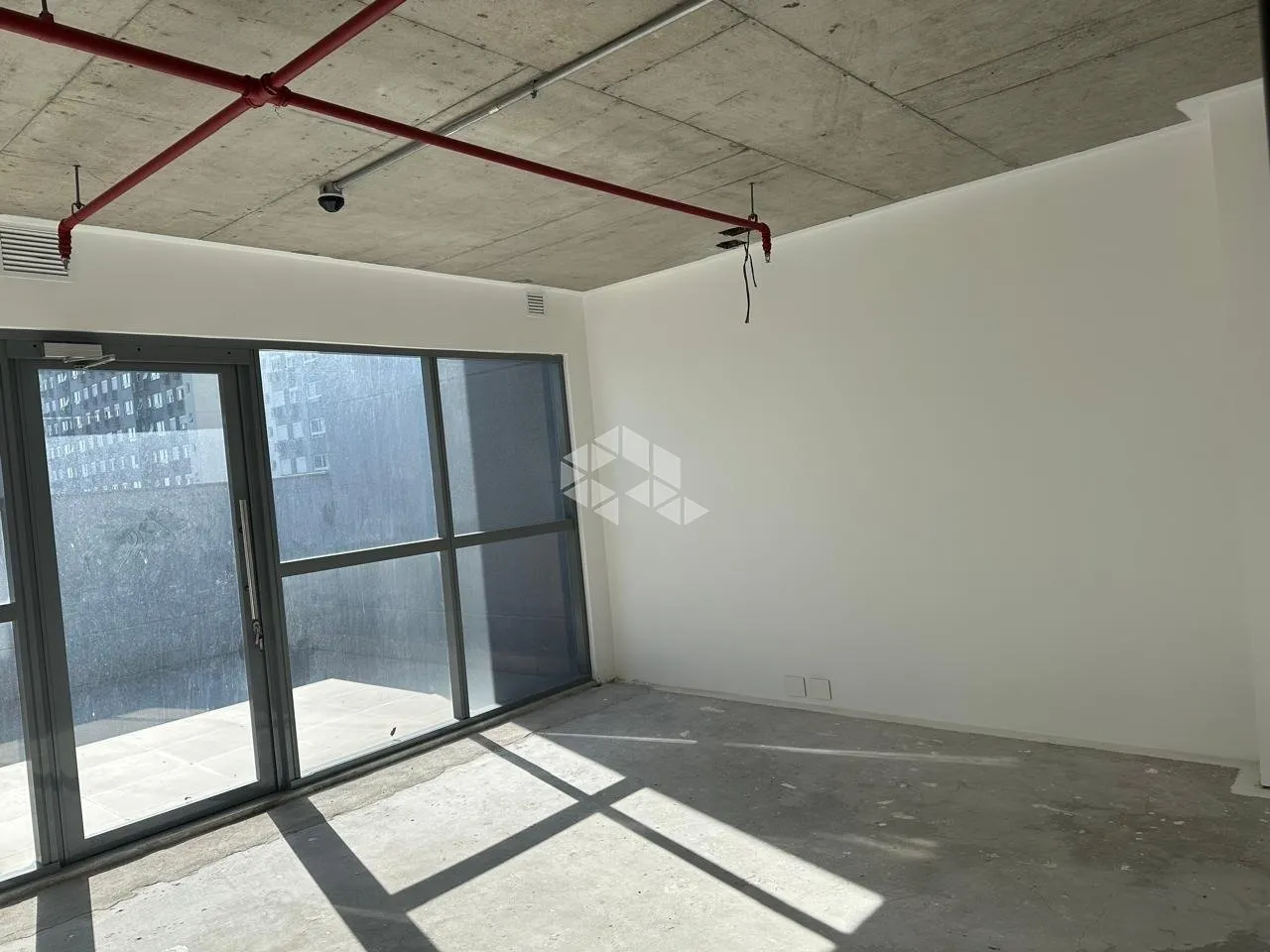 Sala com 50m2 de area privativa, vaga escriturada em area de grande circulação